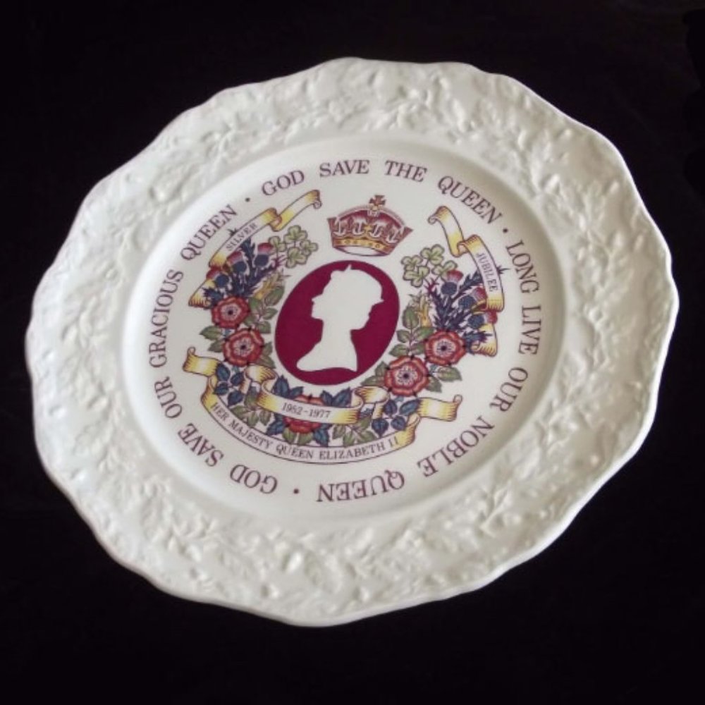 Vintage 1977 Queen Elizabeth's Silver Jubilee Collectable Souvenir Plate